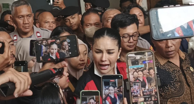 Nikita Mirzani Tertawa Usai Divonis 11 Tahun Penjara, Ini Reaksi Santainya